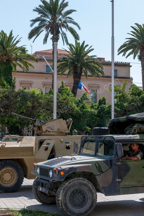 20 septembre 2012 : Dispositif sécuritaire sur la Place de l'Indépendance devant l'Ambassade de France suite à la diffusion des caricatures du Prophet du journal satirique Charlie Hebdo. Armée et police sécurisent l'amabaasde mais aussi l'ensemble des établissements français, écoles, consulats, … par crainte préventive d'attaque salafiste en représeailles. 