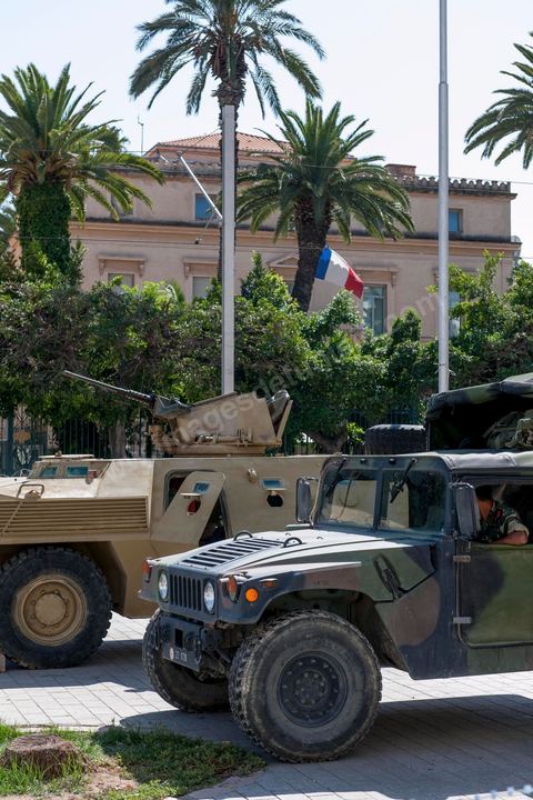 20 septembre 2012 : Dispositif sécuritaire sur la Place de l'Indépendance devant l'Ambassade de France suite à la diffusion des caricatures du Prophet du journal satirique Charlie Hebdo. Armée et police sécurisent l'amabaasde mais aussi l'ensemble des établissements français, écoles, consulats, … par crainte préventive d'attaque salafiste en représeailles. 