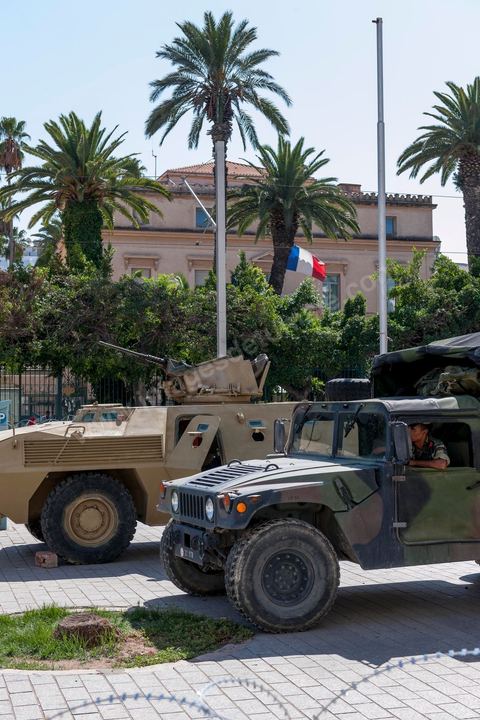 20 septembre 2012 : Dispositif sécuritaire sur la Place de l'Indépendance devant l'Ambassade de France suite à la diffusion des caricatures du Prophet du journal satirique Charlie Hebdo. Armée et police sécurisent l'amabaasde mais aussi l'ensemble des établissements français, écoles, consulats, … par crainte préventive d'attaque salafiste en représeailles. 