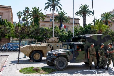 20 septembre 2012 : Dispositif sécuritaire sur la Place de l'Indépendance devant l'Ambassade de France suite à la diffusion des caricatures du Prophet du journal satirique Charlie Hebdo. Armée et police sécurisent l'amabaasde mais aussi l'ensemble des établissements français, écoles, consulats, … par crainte préventive d'attaque salafiste en représeailles. 