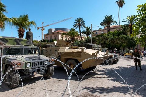 20 septembre 2012 : Dispositif sécuritaire sur la Place de l'Indépendance devant l'Ambassade de France suite à la diffusion des caricatures du Prophet du journal satirique Charlie Hebdo. Armée et police sécurisent l'amabaasde mais aussi l'ensemble des établissements français, écoles, consulats, … par crainte préventive d'attaque salafiste en représeailles. 