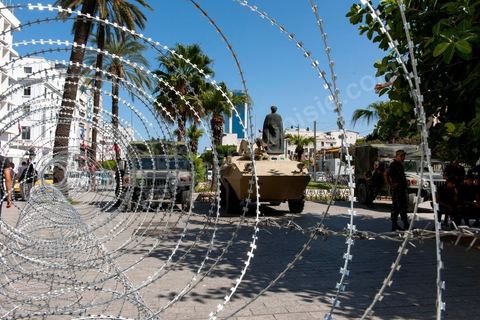 20 septembre 2012 : Dispositif sécuritaire sur la Place de l'Indépendance devant l'Ambassade de France suite à la diffusion des caricatures du Prophet du journal satirique Charlie Hebdo. Armée et police sécurisent l'amabaasde mais aussi l'ensemble des établissements français, écoles, consulats, … par crainte préventive d'attaque salafiste en représeailles. 