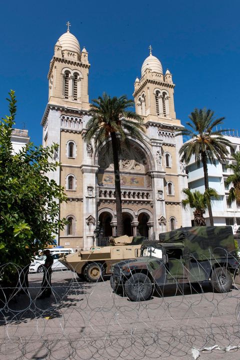 20 septembre 2012 : Dispositif sécuritaire sur la Place de l'Indépendance devant l'Ambassade de France suite à la diffusion des caricatures du Prophet du journal satirique Charlie Hebdo. Armée et police sécurisent l'amabaasde mais aussi l'ensemble des établissements français, écoles, consulats, … par crainte préventive d'attaque salafiste en représeailles. 