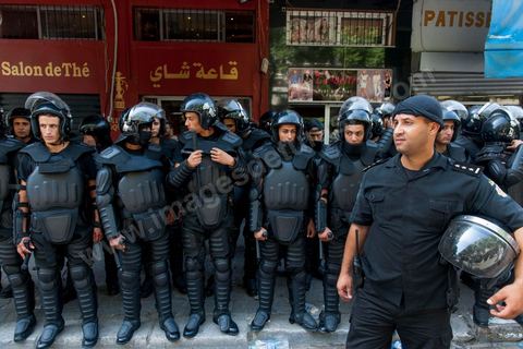 21 septembre : un vendredi sous très haute surveillance. Une semaine après l'attaque de l'ambassade américaine et quelques jours après la publication des caricatures de Charlie Hebdo, le centre ville de Tunis est sous très haite surveillance policère et militaire. Un dispositif sécuritaire exceptionnel qui protège les édifices diploatiques, consulaires et écoles étrangères. Ici à la sortie de la célèbre Mosquée El Fatha au coeur de Tunis, mosquée où se rassemble traditionnellement les salafistes. à la sortie des grande prière la police empêche tout accès vers l'avenue Habib Bourguiab ou se trouve l'Amabassade de France. Aucun affrontement ne sera à déplorer dans l'après midi.