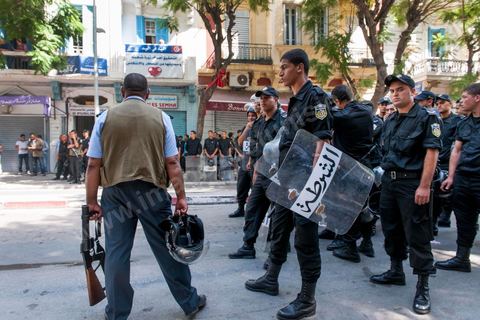 21 septembre : un vendredi sous très haute surveillance. Une semaine après l'attaque de l'ambassade américaine et quelques jours après la publication des caricatures de Charlie Hebdo, le centre ville de Tunis est sous très haite surveillance policère et militaire. Un dispositif sécuritaire exceptionnel qui protège les édifices diploatiques, consulaires et écoles étrangères. Ici à la sortie de la célèbre Mosquée El Fatha au coeur de Tunis, mosquée où se rassemble traditionnellement les salafistes. à la sortie des grande prière la police empêche tout accès vers l'avenue Habib Bourguiab ou se trouve l'Amabassade de France. Aucun affrontement ne sera à déplorer dans l'après midi.