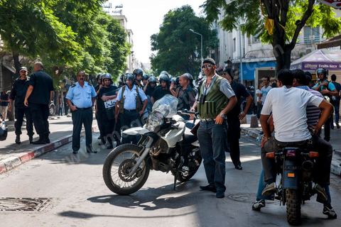 21 septembre : un vendredi sous très haute surveillance. Une semaine après l'attaque de l'ambassade américaine et quelques jours après la publication des caricatures de Charlie Hebdo, le centre ville de Tunis est sous très haite surveillance policère et militaire. Un dispositif sécuritaire exceptionnel qui protège les édifices diploatiques, consulaires et écoles étrangères. Ici à la sortie de la célèbre Mosquée El Fatha au coeur de Tunis, mosquée où se rassemble traditionnellement les salafistes. à la sortie des grande prière la police empêche tout accès vers l'avenue Habib Bourguiab ou se trouve l'Amabassade de France. Aucun affrontement ne sera à déplorer dans l'après midi.