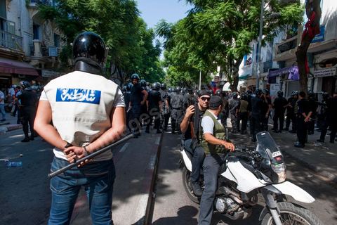 21 septembre : un vendredi sous très haute surveillance. Une semaine après l'attaque de l'ambassade américaine et quelques jours après la publication des caricatures de Charlie Hebdo, le centre ville de Tunis est sous très haite surveillance policère et militaire. Un dispositif sécuritaire exceptionnel qui protège les édifices diploatiques, consulaires et écoles étrangères. Ici à la sortie de la célèbre Mosquée El Fatha au coeur de Tunis, mosquée où se rassemble traditionnellement les salafistes. à la sortie des grande prière la police empêche tout accès vers l'avenue Habib Bourguiab ou se trouve l'Amabassade de France. Aucun affrontement ne sera à déplorer dans l'après midi.