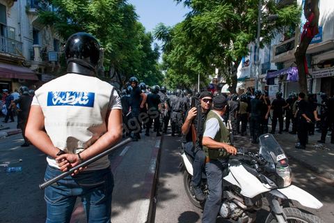 21 septembre : un vendredi sous très haute surveillance. Une semaine après l'attaque de l'ambassade américaine et quelques jours après la publication des caricatures de Charlie Hebdo, le centre ville de Tunis est sous très haite surveillance policère et militaire. Un dispositif sécuritaire exceptionnel qui protège les édifices diploatiques, consulaires et écoles étrangères. Ici à la sortie de la célèbre Mosquée El Fatha au coeur de Tunis, mosquée où se rassemble traditionnellement les salafistes. à la sortie des grande prière la police empêche tout accès vers l'avenue Habib Bourguiab ou se trouve l'Amabassade de France. Aucun affrontement ne sera à déplorer dans l'après midi.