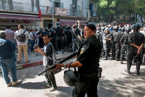 21 septembre : un vendredi sous très haute surveillance. Une semaine après l'attaque de l'ambassade américaine et quelques jours après la publication des caricatures de Charlie Hebdo, le centre ville de Tunis est sous très haite surveillance policère et militaire. Un dispositif sécuritaire exceptionnel qui protège les édifices diploatiques, consulaires et écoles étrangères. Ici à la sortie de la célèbre Mosquée El Fatha au coeur de Tunis, mosquée où se rassemble traditionnellement les salafistes. à la sortie des grande prière la police empêche tout accès vers l'avenue Habib Bourguiab ou se trouve l'Amabassade de France. Aucun affrontement ne sera à déplorer dans l'après midi.