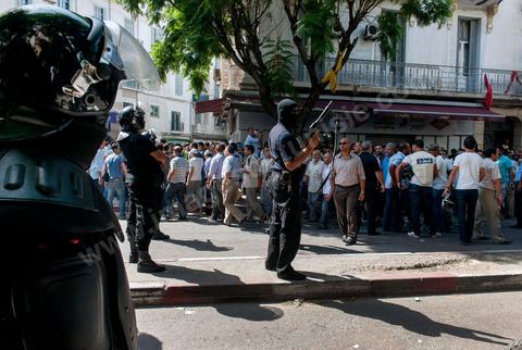 21 septembre : un vendredi sous très haute surveillance. Une semaine après l'attaque de l'ambassade américaine et quelques jours après la publication des caricatures de Charlie Hebdo, le centre ville de Tunis est sous très haite surveillance policère et militaire. Un dispositif sécuritaire exceptionnel qui protège les édifices diploatiques, consulaires et écoles étrangères. Ici à la sortie de la célèbre Mosquée El Fatha au coeur de Tunis, mosquée où se rassemble traditionnellement les salafistes. à la sortie des grande prière la police empêche tout accès vers l'avenue Habib Bourguiab ou se trouve l'Amabassade de France. Aucun affrontement ne sera à déplorer dans l'après midi.