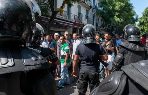 21 septembre : un vendredi sous très haute surveillance. Une semaine après l'attaque de l'ambassade américaine et quelques jours après la publication des caricatures de Charlie Hebdo, le centre ville de Tunis est sous très haite surveillance policère et militaire. Un dispositif sécuritaire exceptionnel qui protège les édifices diploatiques, consulaires et écoles étrangères. Ici à la sortie de la célèbre Mosquée El Fatha au coeur de Tunis, mosquée où se rassemble traditionnellement les salafistes. à la sortie des grande prière la police empêche tout accès vers l'avenue Habib Bourguiab ou se trouve l'Amabassade de France. Aucun affrontement ne sera à déplorer dans l'après midi.