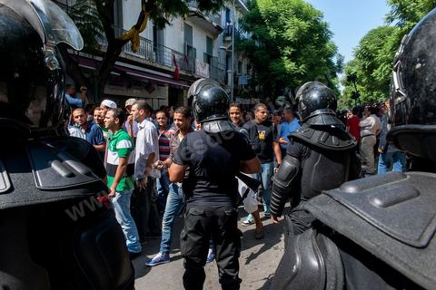 21 septembre : un vendredi sous très haute surveillance. Une semaine après l'attaque de l'ambassade américaine et quelques jours après la publication des caricatures de Charlie Hebdo, le centre ville de Tunis est sous très haite surveillance policère et militaire. Un dispositif sécuritaire exceptionnel qui protège les édifices diploatiques, consulaires et écoles étrangères. Ici à la sortie de la célèbre Mosquée El Fatha au coeur de Tunis, mosquée où se rassemble traditionnellement les salafistes. à la sortie des grande prière la police empêche tout accès vers l'avenue Habib Bourguiab ou se trouve l'Amabassade de France. Aucun affrontement ne sera à déplorer dans l'après midi.