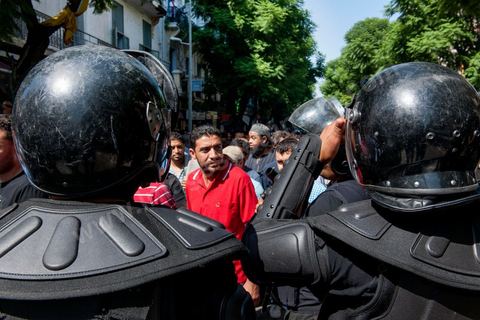 21 septembre : un vendredi sous très haute surveillance. Une semaine après l'attaque de l'ambassade américaine et quelques jours après la publication des caricatures de Charlie Hebdo, le centre ville de Tunis est sous très haite surveillance policère et militaire. Un dispositif sécuritaire exceptionnel qui protège les édifices diploatiques, consulaires et écoles étrangères. Ici à la sortie de la célèbre Mosquée El Fatha au coeur de Tunis, mosquée où se rassemble traditionnellement les salafistes. à la sortie des grande prière la police empêche tout accès vers l'avenue Habib Bourguiab ou se trouve l'Amabassade de France. Aucun affrontement ne sera à déplorer dans l'après midi.