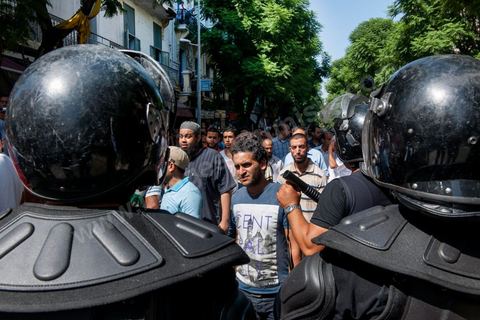 21 septembre : un vendredi sous très haute surveillance. Une semaine après l'attaque de l'ambassade américaine et quelques jours après la publication des caricatures de Charlie Hebdo, le centre ville de Tunis est sous très haite surveillance policère et militaire. Un dispositif sécuritaire exceptionnel qui protège les édifices diploatiques, consulaires et écoles étrangères. Ici à la sortie de la célèbre Mosquée El Fatha au coeur de Tunis, mosquée où se rassemble traditionnellement les salafistes. à la sortie des grande prière la police empêche tout accès vers l'avenue Habib Bourguiab ou se trouve l'Amabassade de France. Aucun affrontement ne sera à déplorer dans l'après midi.