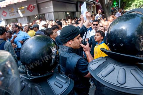 21 septembre : un vendredi sous très haute surveillance. Une semaine après l'attaque de l'ambassade américaine et quelques jours après la publication des caricatures de Charlie Hebdo, le centre ville de Tunis est sous très haite surveillance policère et militaire. Un dispositif sécuritaire exceptionnel qui protège les édifices diploatiques, consulaires et écoles étrangères. Ici à la sortie de la célèbre Mosquée El Fatha au coeur de Tunis, mosquée où se rassemble traditionnellement les salafistes. à la sortie des grande prière la police empêche tout accès vers l'avenue Habib Bourguiab ou se trouve l'Amabassade de France. Aucun affrontement ne sera à déplorer dans l'après midi.