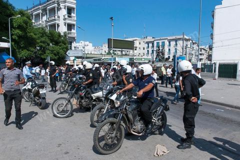 21 septembre : un vendredi sous très haute surveillance. Une semaine après l'attaque de l'ambassade américaine et quelques jours après la publication des caricatures de Charlie Hebdo, le centre ville de Tunis est sous très haite surveillance policère et militaire. Un dispositif sécuritaire exceptionnel qui protège les édifices diploatiques, consulaires et écoles étrangères. Ici à la sortie de la célèbre Mosquée El Fatha au coeur de Tunis, mosquée où se rassemble traditionnellement les salafistes. à la sortie des grande prière la police empêche tout accès vers l'avenue Habib Bourguiab ou se trouve l'Amabassade de France. Aucun affrontement ne sera à déplorer dans l'après midi.