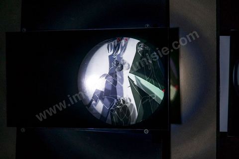 26 septembre 2012 : à la lampe de poche, visite de l'exposition "lanterne magique" de Meriem Bouderbala. Karakuz revient, goguenard et hilare, dans des saynètes photographiques pour réinvestir les coins d'ombres et en révéler les secrets rémanents dans le cadre de Dream City 2012, "l'artiste face aux libertés" dans la médina de Tunis du 26 au 30 septembre. Au delà de la simple organisation d'une manifestation en espace public, chaque édition de Dream City est le fruit d'une recherche collective menée entre artistes sélectionnées et spécialistes de l'art, de la ville et des sciences humaines.