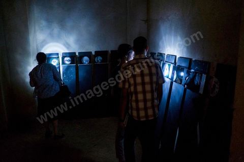 26 septembre 2012 : à la lampe de poche, visite de l'exposition "lanterne magique" de Meriem Bouderbala. Karakuz revient, goguenard et hilare, dans des saynètes photographiques pour réinvestir les coins d'ombres et en révéler les secrets rémanents dans le cadre de Dream City 2012, "l'artiste face aux libertés" dans la médina de Tunis du 26 au 30 septembre. Au delà de la simple organisation d'une manifestation en espace public, chaque édition de Dream City est le fruit d'une recherche collective menée entre artistes sélectionnées et spécialistes de l'art, de la ville et des sciences humaines.
