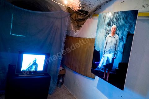 26 septembre 2012 : Exposition de photos et videos de Marianne Catzaras sur le thème de l'étranger en un lieu dans le cadre de Dream City 2012, "l'artiste face aux libertés" dans la médina de Tunis du 26 au 30 septembre. Au delà de la simple organisation d'une manifestation en espace public, chaque édition de Dream City est le fruit d'une recherche collective menée entre artistes sélectionnées et spécialistes de l'art, de la ville et des sciences humaines.