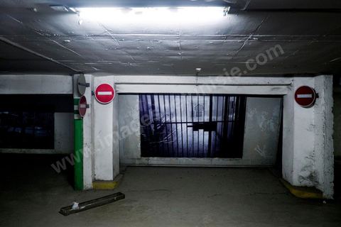 26 septembre 2012 : dans les sous sols du parking d ela Kasbah exposition "Counfa" de Hela Ammar, une réinterprétation de photos faites au coeur des prisons de Tunisie dans le cadre de Dream City 2012, "l'artiste face aux libertés" dans la médina de Tunis du 26 au 30 septembre. Au delà de la simple organisation d'une manifestation en espace public, chaque édition de Dream City est le fruit d'une recherche collective menée entre artistes sélectionnées et spécialistes de l'art, de la ville et des sciences humaines.