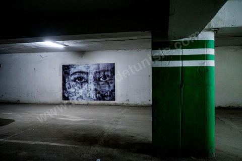 26 septembre 2012 : dans les sous sols du parking d ela Kasbah exposition "Counfa" de Hela Ammar, une réinterprétation de photos faites au coeur des prisons de Tunisie dans le cadre de Dream City 2012, "l'artiste face aux libertés" dans la médina de Tunis du 26 au 30 septembre. Au delà de la simple organisation d'une manifestation en espace public, chaque édition de Dream City est le fruit d'une recherche collective menée entre artistes sélectionnées et spécialistes de l'art, de la ville et des sciences humaines.