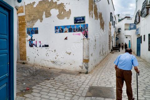 26 septembre 2012 : accrochage aux hasards desmurs de la medina des portraits photos de Mouna Jemal et Wadi Mhiri dans le cadre de Dream City 2012, "l'artiste face aux libertés" dans la médina de Tunis du 26 au 30 septembre. Au delà de la simple organisation d'une manifestation en espace public, chaque édition de Dream City est le fruit d'une recherche collective menée entre artistes sélectionnées et spécialistes de l'art, de la ville et des sciences humaines.