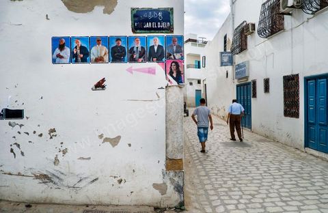 26 septembre 2012 : accrochage aux hasards desmurs de la medina des portraits photos de Mouna Jemal et Wadi Mhiri dans le cadre de Dream City 2012, "l'artiste face aux libertés" dans la médina de Tunis du 26 au 30 septembre. Au delà de la simple organisation d'une manifestation en espace public, chaque édition de Dream City est le fruit d'une recherche collective menée entre artistes sélectionnées et spécialistes de l'art, de la ville et des sciences humaines.