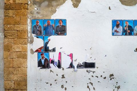 26 septembre 2012 : accrochage aux hasards desmurs de la medina des portraits photos de Mouna Jemal et Wadi Mhiri dans le cadre de Dream City 2012, "l'artiste face aux libertés" dans la médina de Tunis du 26 au 30 septembre. Au delà de la simple organisation d'une manifestation en espace public, chaque édition de Dream City est le fruit d'une recherche collective menée entre artistes sélectionnées et spécialistes de l'art, de la ville et des sciences humaines.