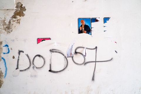 26 septembre 2012 : accrochage aux hasards desmurs de la medina des portraits photos de Mouna Jemal et Wadi Mhiri dans le cadre de Dream City 2012, "l'artiste face aux libertés" dans la médina de Tunis du 26 au 30 septembre. Au delà de la simple organisation d'une manifestation en espace public, chaque édition de Dream City est le fruit d'une recherche collective menée entre artistes sélectionnées et spécialistes de l'art, de la ville et des sciences humaines.