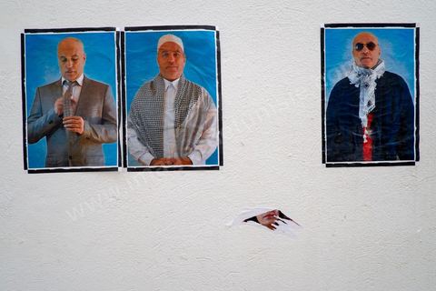 26 septembre 2012 : accrochage aux hasards desmurs de la medina des portraits photos de Mouna Jemal et Wadi Mhiri dans le cadre de Dream City 2012, "l'artiste face aux libertés" dans la médina de Tunis du 26 au 30 septembre. Au delà de la simple organisation d'une manifestation en espace public, chaque édition de Dream City est le fruit d'une recherche collective menée entre artistes sélectionnées et spécialistes de l'art, de la ville et des sciences humaines.