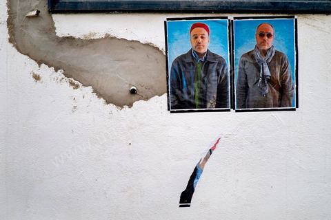 26 septembre 2012 : accrochage aux hasards desmurs de la medina des portraits photos de Mouna Jemal et Wadi Mhiri dans le cadre de Dream City 2012, "l'artiste face aux libertés" dans la médina de Tunis du 26 au 30 septembre. Au delà de la simple organisation d'une manifestation en espace public, chaque édition de Dream City est le fruit d'une recherche collective menée entre artistes sélectionnées et spécialistes de l'art, de la ville et des sciences humaines.