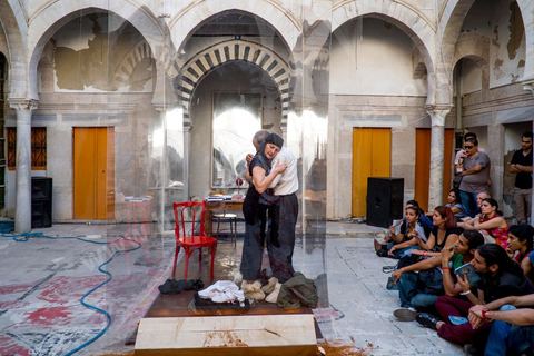 28 septembre 2012 : un spectacle mélant à al fois medias, danse et théaêtre par le théâtre Phou, deuxième compagnie de théâtre privée en Tunisie fondée par Raja Ben Ammar. La voix des gens est une radio de quartier libre et éphémère, deux comédiens l'animent, ils jouent avec ce média et le transgresse dans le cadre de Dream City 2012, "l'artiste face aux libertés" dans la médina de Tunis du 26 au 30 septembre. Au delà de la simple organisation d'une manifestation en espace public, chaque édition de Dream City est le fruit d'une recherche collective menée entre artistes sélectionnées et spécialistes de l'art, de la ville et des sciences humaines.