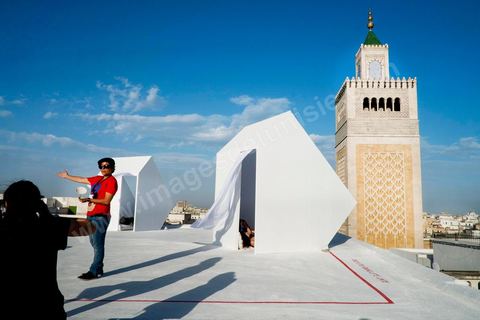 28 septembre 2012 : Installation du collectif Wanda sur les toits du souk des chechias "et si on possédait un acrré de ciel …" dans le cadre de Dream City 2012, "l'artiste face aux libertés" dans la médina de Tunis du 26 au 30 septembre. Au delà de la simple organisation d'une manifestation en espace public, chaque édition de Dream City est le fruit d'une recherche collective menée entre artistes sélectionnées et spécialistes de l'art, de la ville et des sciences humaines.
