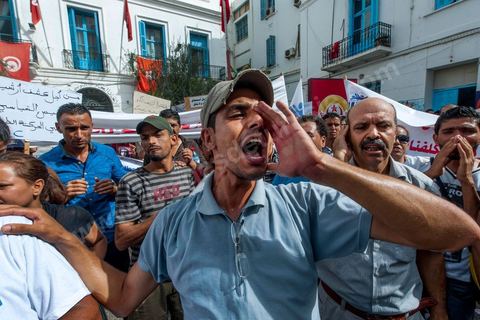 29 septembre 2012 : L’Union des Diplômés Chômeurs UDC conduit une marche protestataire pacifique contre la situation de chômage qui s'aggrave en Tunisie. Quelques centaines de manifestatnts, rassemblés devant l’Union Générale Tunisienne du Travail, ont entamé une marche pacifique vers l’avenue Habib Bourguiba à Tunis. Plusieurs slogans ont été scandés lors de cette marche appelant surtout au respect des revendications de la Révolution notamment «emploi, liberté et dignité nationale».