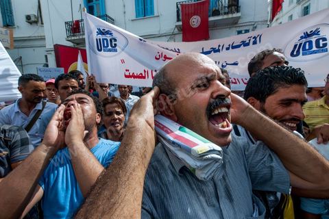 29 septembre 2012 : L’Union des Diplômés Chômeurs UDC conduit une marche protestataire pacifique contre la situation de chômage qui s'aggrave en Tunisie. Quelques centaines de manifestatnts, rassemblés devant l’Union Générale Tunisienne du Travail, ont entamé une marche pacifique vers l’avenue Habib Bourguiba à Tunis. Plusieurs slogans ont été scandés lors de cette marche appelant surtout au respect des revendications de la Révolution notamment «emploi, liberté et dignité nationale».