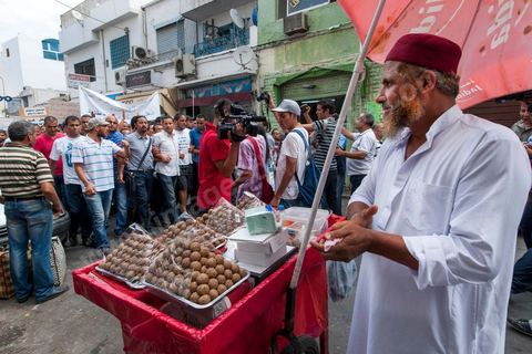 29 septembre 2012 : L’Union des Diplômés Chômeurs UDC conduit une marche protestataire pacifique contre la situation de chômage qui s'aggrave en Tunisie. Quelques centaines de manifestatnts, rassemblés devant l’Union Générale Tunisienne du Travail, ont entamé une marche pacifique vers l’avenue Habib Bourguiba à Tunis. Plusieurs slogans ont été scandés lors de cette marche appelant surtout au respect des revendications de la Révolution notamment «emploi, liberté et dignité nationale».