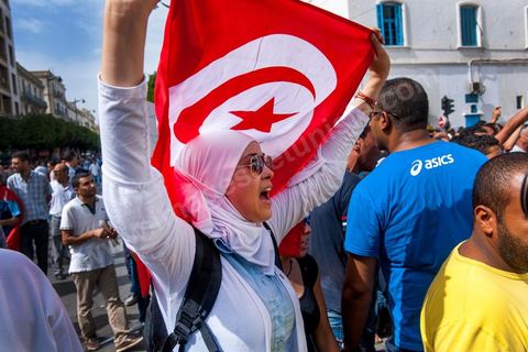 29 septembre 2012 : L’Union des Diplômés Chômeurs UDC conduit une marche protestataire pacifique contre la situation de chômage qui s'aggrave en Tunisie. Quelques centaines de manifestatnts, rassemblés devant l’Union Générale Tunisienne du Travail, ont entamé une marche pacifique vers l’avenue Habib Bourguiba à Tunis. Plusieurs slogans ont été scandés lors de cette marche appelant surtout au respect des revendications de la Révolution notamment «emploi, liberté et dignité nationale».