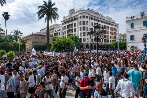 29 septembre 2012 : L’Union des Diplômés Chômeurs UDC conduit une marche protestataire pacifique contre la situation de chômage qui s'aggrave en Tunisie. Quelques centaines de manifestatnts, rassemblés devant l’Union Générale Tunisienne du Travail, ont entamé une marche pacifique vers l’avenue Habib Bourguiba à Tunis. Plusieurs slogans ont été scandés lors de cette marche appelant surtout au respect des revendications de la Révolution notamment «emploi, liberté et dignité nationale».