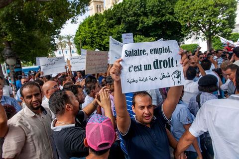 29 septembre 2012 : L’Union des Diplômés Chômeurs UDC conduit une marche protestataire pacifique contre la situation de chômage qui s'aggrave en Tunisie. Quelques centaines de manifestatnts, rassemblés devant l’Union Générale Tunisienne du Travail, ont entamé une marche pacifique vers l’avenue Habib Bourguiba à Tunis. Plusieurs slogans ont été scandés lors de cette marche appelant surtout au respect des revendications de la Révolution notamment «emploi, liberté et dignité nationale».