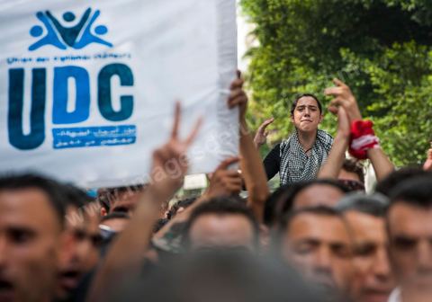 29 septembre 2012 : L’Union des Diplômés Chômeurs UDC conduit une marche protestataire pacifique contre la situation de chômage qui s'aggrave en Tunisie. Quelques centaines de manifestatnts, rassemblés devant l’Union Générale Tunisienne du Travail, ont entamé une marche pacifique vers l’avenue Habib Bourguiba à Tunis. Plusieurs slogans ont été scandés lors de cette marche appelant surtout au respect des revendications de la Révolution notamment «emploi, liberté et dignité nationale».