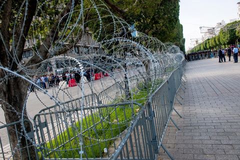 29 septembre 2012 : L’Union des Diplômés Chômeurs UDC conduit une marche protestataire pacifique contre la situation de chômage qui s'aggrave en Tunisie. Quelques centaines de manifestatnts, rassemblés devant l’Union Générale Tunisienne du Travail, ont entamé une marche pacifique vers l’avenue Habib Bourguiba à Tunis. Plusieurs slogans ont été scandés lors de cette marche appelant surtout au respect des revendications de la Révolution notamment «emploi, liberté et dignité nationale».
