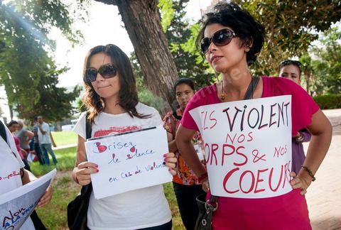 29 septembre 2012 : à l'appel de la société civile, rassemblement à Tunis pour le soutien à la jeune fille violée par les policiers. La jeune fille et son fiancé ont  été entendus à la fois en tant que victime pour le viol et racket de la part des trois policiers arrétés et en tant qu'accusés concernant la plainte pour "obscénité ostentatoire ". Les fiancées de Tunis sont convoqués au tribunal pour les deux affaires le 2 octobre.