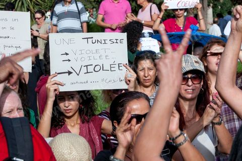 29 septembre 2012 : à l'appel de la société civile, rassemblement à Tunis pour le soutien à la jeune fille violée par les policiers. La jeune fille et son fiancé ont  été entendus à la fois en tant que victime pour le viol et racket de la part des trois policiers arrétés et en tant qu'accusés concernant la plainte pour "obscénité ostentatoire ". Les fiancées de Tunis sont convoqués au tribunal pour les deux affaires le 2 octobre.