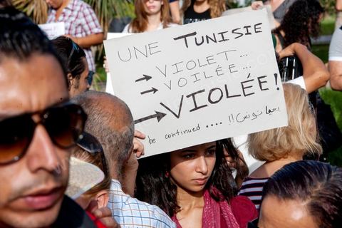 29 septembre 2012 : à l'appel de la société civile, rassemblement à Tunis pour le soutien à la jeune fille violée par les policiers. La jeune fille et son fiancé ont  été entendus à la fois en tant que victime pour le viol et racket de la part des trois policiers arrétés et en tant qu'accusés concernant la plainte pour "obscénité ostentatoire ". Les fiancées de Tunis sont convoqués au tribunal pour les deux affaires le 2 octobre.