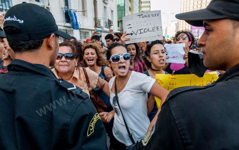 29 septembre 2012 : à l'appel de la société civile, rassemblement à Tunis pour le soutien à la jeune fille violée par les policiers. La jeune fille et son fiancé ont  été entendus à la fois en tant que victime pour le viol et racket de la part des trois policiers arrétés et en tant qu'accusés concernant la plainte pour "obscénité ostentatoire ". Les fiancées de Tunis sont convoqués au tribunal pour les deux affaires le 2 octobre.