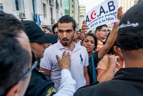 29 septembre 2012 : à l'appel de la société civile, rassemblement à Tunis pour le soutien à la jeune fille violée par les policiers. La jeune fille et son fiancé ont  été entendus à la fois en tant que victime pour le viol et racket de la part des trois policiers arrétés et en tant qu'accusés concernant la plainte pour "obscénité ostentatoire ". Les fiancées de Tunis sont convoqués au tribunal pour les deux affaires le 2 octobre.