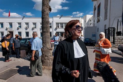 2 octobre 2012 : Me Monia Boussemi est l'une des avocates du jeune couple victime de la police. La femme violée par des policiers et son fiancé ont été interrogée ce matin par un juge d'instruction de Tunis qui doit décider de l'inculper ou non d'"atteinte à la pudeur". A l'issue d'un interrogatoire de plus de deux heures mené par Mohamed Ben Meftah, les avocats de la victime se sont dits "optimistes" quant à l'abandon des poursuites contre leur cliente et son fiancé pour ce délit passible de six mois de prison. Le juge d'instruction doit décider dans les heures ou les jours à venir de "classer l'affaire ou la transférer devant le tribunal compétent".
