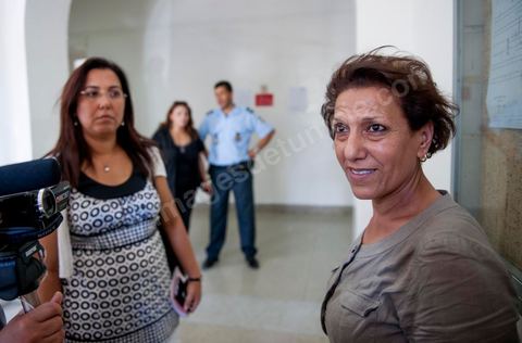 2 octobre 2012 : Radhia Nasraoui avocate et militante des droits de l'homme est l'une des avocates du jeune couple victime de la police. La femme violée par des policiers et son fiancé ont été interrogée ce matin par un juge d'instruction de Tunis qui doit décider de l'inculper ou non d'"atteinte à la pudeur". A l'issue d'un interrogatoire de plus de deux heures mené par Mohamed Ben Meftah, les avocats de la victime se sont dits "optimistes" quant à l'abandon des poursuites contre leur cliente et son fiancé pour ce délit passible de six mois de prison. Le juge d'instruction doit décider dans les heures ou les jours à venir de "classer l'affaire ou la transférer devant le tribunal compétent".