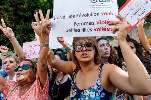 2 octobre 2012 : rassemblement à l'appel des associations féminines et des droits de l'homme devant le tribunal de Tunis en soutien aux fiancés de Tunis convoqués chez le juge ce matin. La femme violée par des policiers et son fiancé ont été interrogés ce matin par un juge d'instruction de Tunis qui doit décider de l'inculper ou non d'"atteinte à la pudeur". A l'issue d'un interrogatoire de plus de deux heures mené par Mohamed Ben Meftah, les avocats de la victime se sont dits "optimistes" quant à l'abandon des poursuites contre leur cliente et son fiancé pour ce délit passible de six mois de prison. Le juge d'instruction doit décider dans les heures ou les jours à venir de "classer l'affaire ou la transférer devant le tribunal compétent".