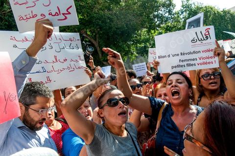 2 octobre 2012 : rassemblement à l'appel des associations féminines et des droits de l'homme devant le tribunal de Tunis en soutien aux fiancés de Tunis convoqués chez le juge ce matin. La femme violée par des policiers et son fiancé ont été interrogés ce matin par un juge d'instruction de Tunis qui doit décider de l'inculper ou non d'"atteinte à la pudeur". A l'issue d'un interrogatoire de plus de deux heures mené par Mohamed Ben Meftah, les avocats de la victime se sont dits "optimistes" quant à l'abandon des poursuites contre leur cliente et son fiancé pour ce délit passible de six mois de prison. Le juge d'instruction doit décider dans les heures ou les jours à venir de "classer l'affaire ou la transférer devant le tribunal compétent".